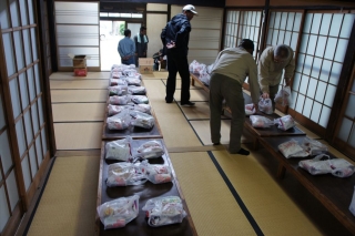 Sodaipreparingthe snackpacksforpilgrims intheAmidhaHall